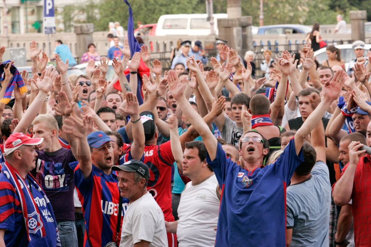 FOTO » Fanii şi fotbaliştii Bihorului au sărbătorit în stradă promovarea!