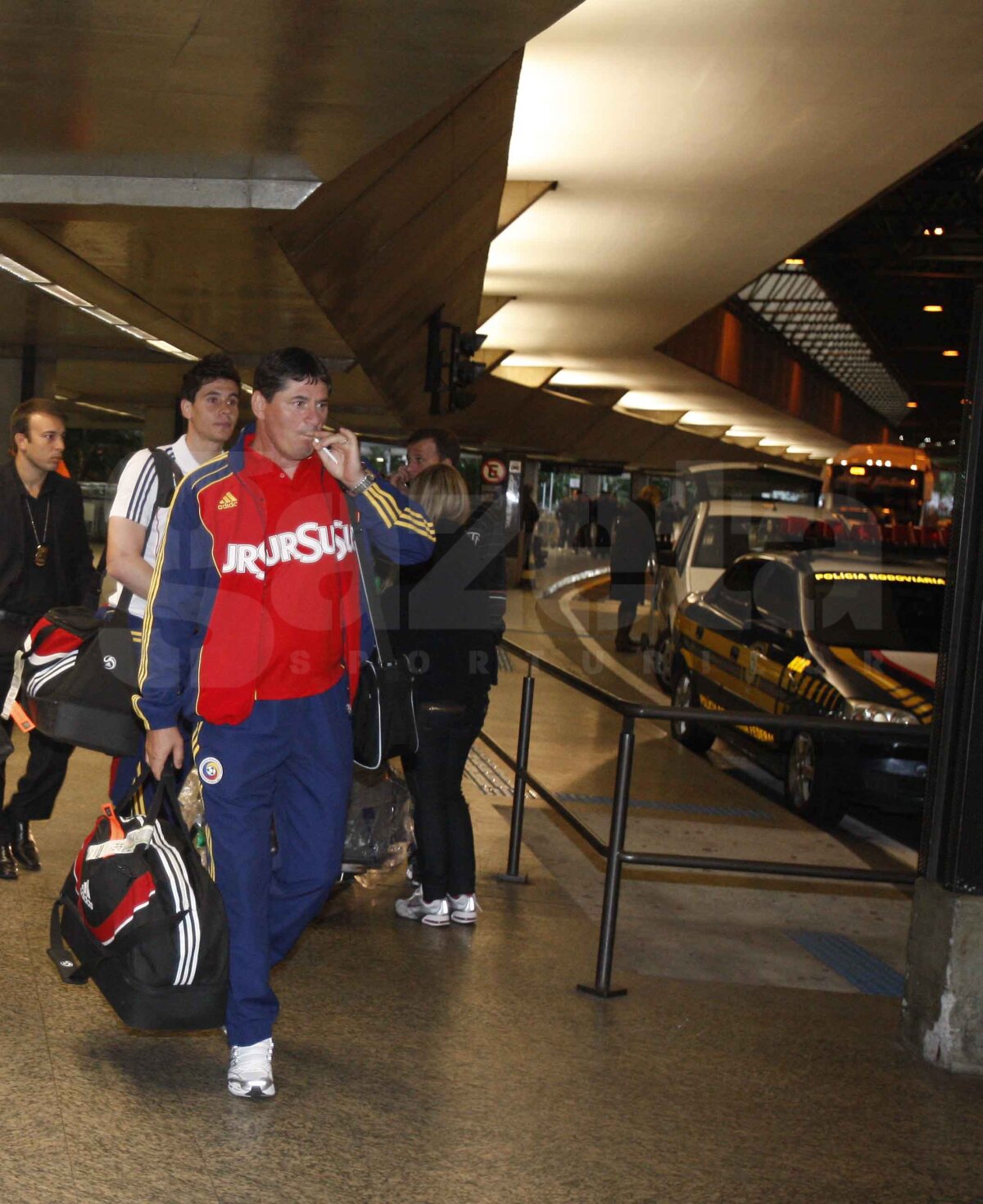 FOTO » "Tricolorii" au ajuns în Brazilia cu o oră întîrziere. Fotbaliştii sînt relaxaţi, iar Iovan i-a certat!