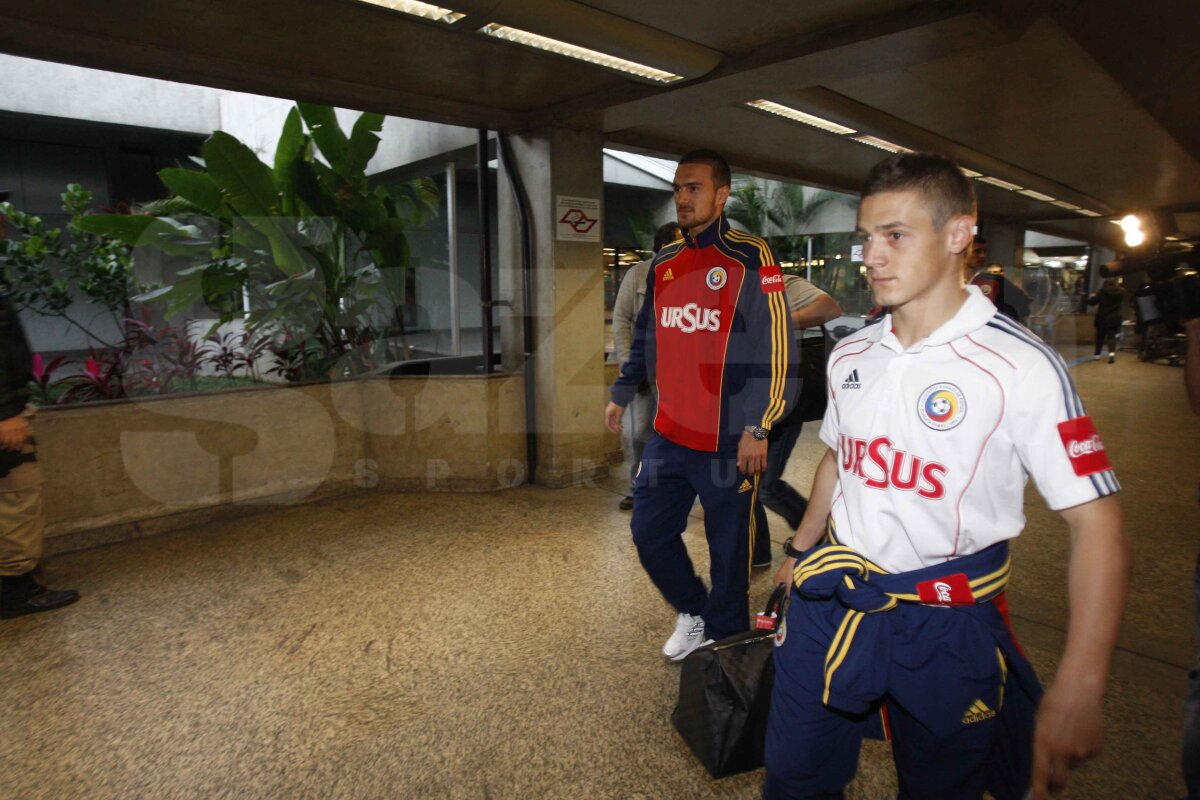 FOTO » "Tricolorii" au ajuns în Brazilia cu o oră întîrziere. Fotbaliştii sînt relaxaţi, iar Iovan i-a certat!