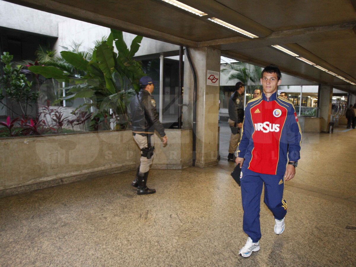 FOTO » "Tricolorii" au ajuns în Brazilia cu o oră întîrziere. Fotbaliştii sînt relaxaţi, iar Iovan i-a certat!