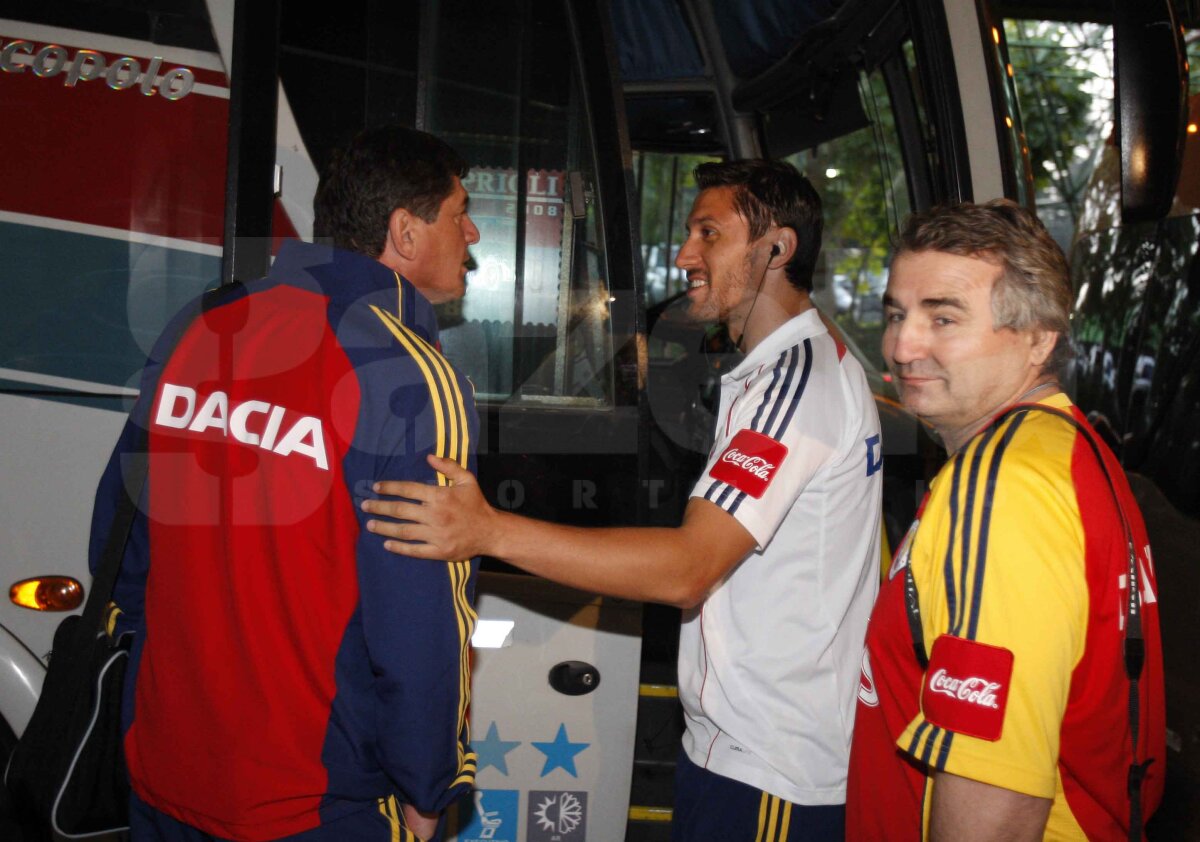 FOTO » "Tricolorii" au ajuns în Brazilia cu o oră întîrziere. Fotbaliştii sînt relaxaţi, iar Iovan i-a certat!
