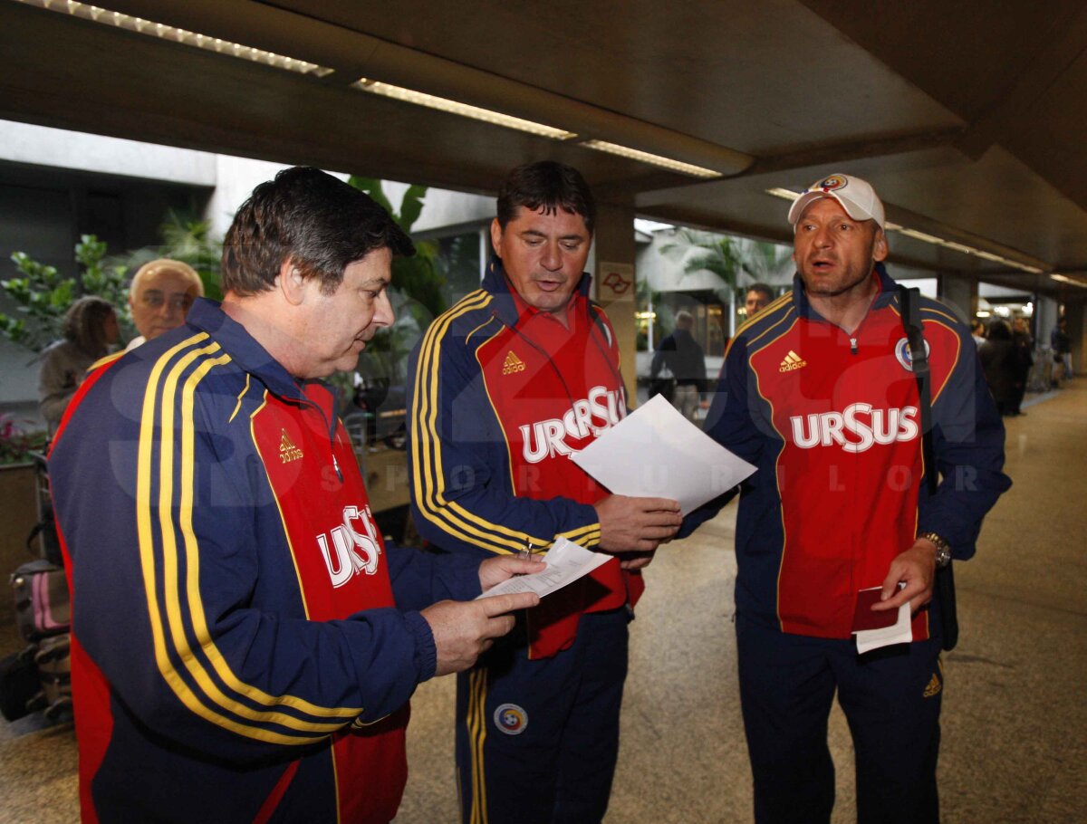FOTO » "Tricolorii" au ajuns în Brazilia cu o oră întîrziere. Fotbaliştii sînt relaxaţi, iar Iovan i-a certat!