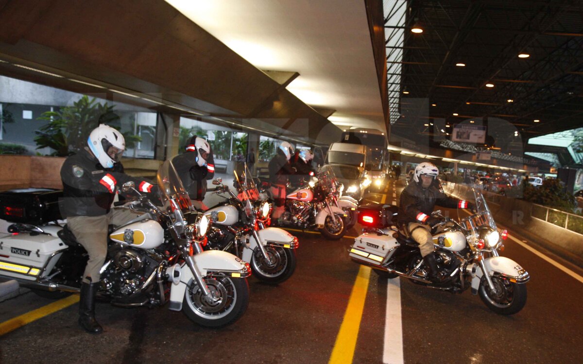 FOTO » "Tricolorii" au ajuns în Brazilia cu o oră întîrziere. Fotbaliştii sînt relaxaţi, iar Iovan i-a certat!