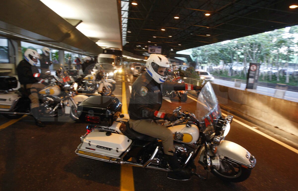 FOTO » "Tricolorii" au ajuns în Brazilia cu o oră întîrziere. Fotbaliştii sînt relaxaţi, iar Iovan i-a certat!