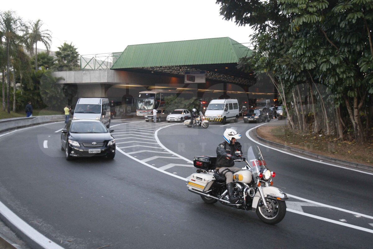 FOTO » "Tricolorii" au ajuns în Brazilia cu o oră întîrziere. Fotbaliştii sînt relaxaţi, iar Iovan i-a certat!