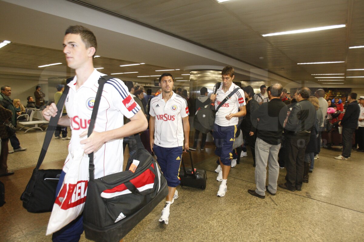 FOTO » "Tricolorii" au ajuns în Brazilia cu o oră întîrziere. Fotbaliştii sînt relaxaţi, iar Iovan i-a certat!