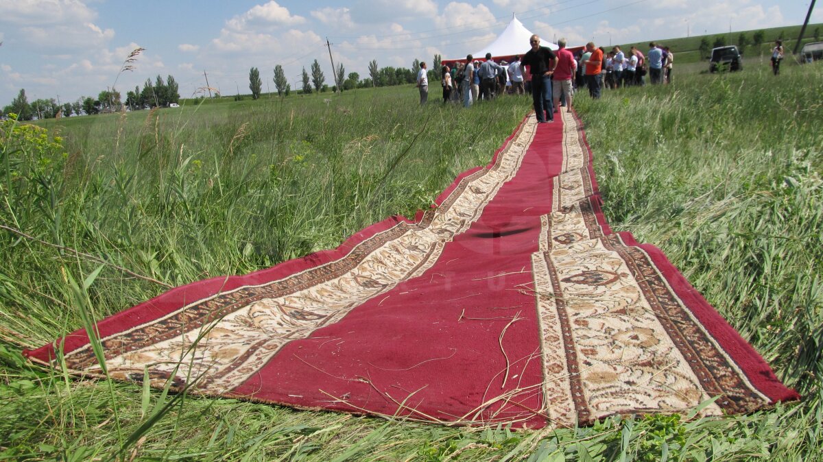FOTO Serbare cîmpenească sau Campionat European? » Doneţk îşi aşteaptă oaspeţii cu corturile întinse :O