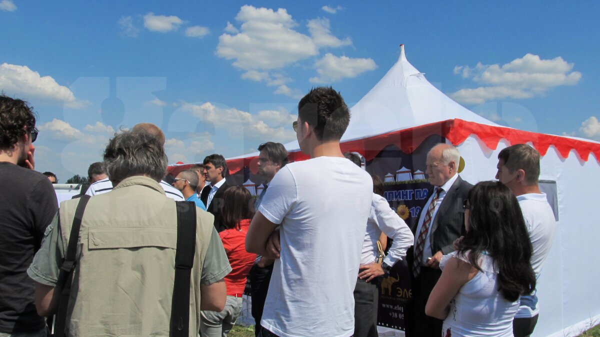 FOTO Serbare cîmpenească sau Campionat European? » Doneţk îşi aşteaptă oaspeţii cu corturile întinse :O