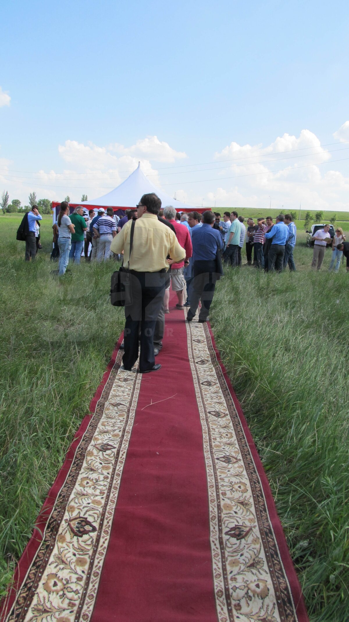 FOTO Serbare cîmpenească sau Campionat European? » Doneţk îşi aşteaptă oaspeţii cu corturile întinse :O