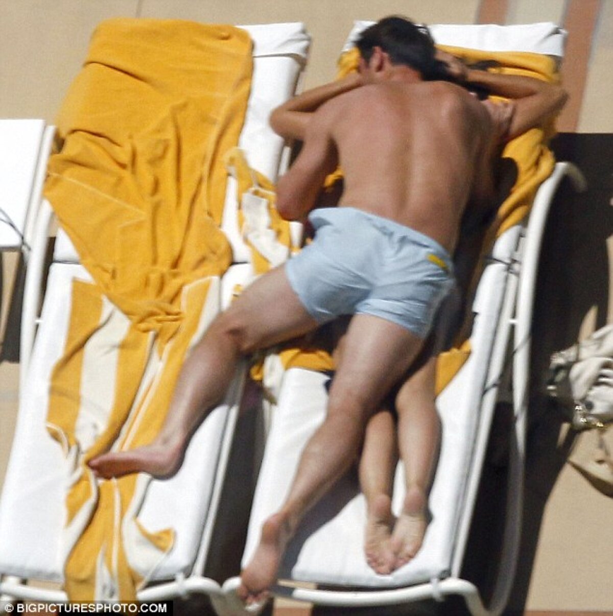 GALERIE FOTO » Lampard nu-şi poate lua mîinile de pe iubita sa :D