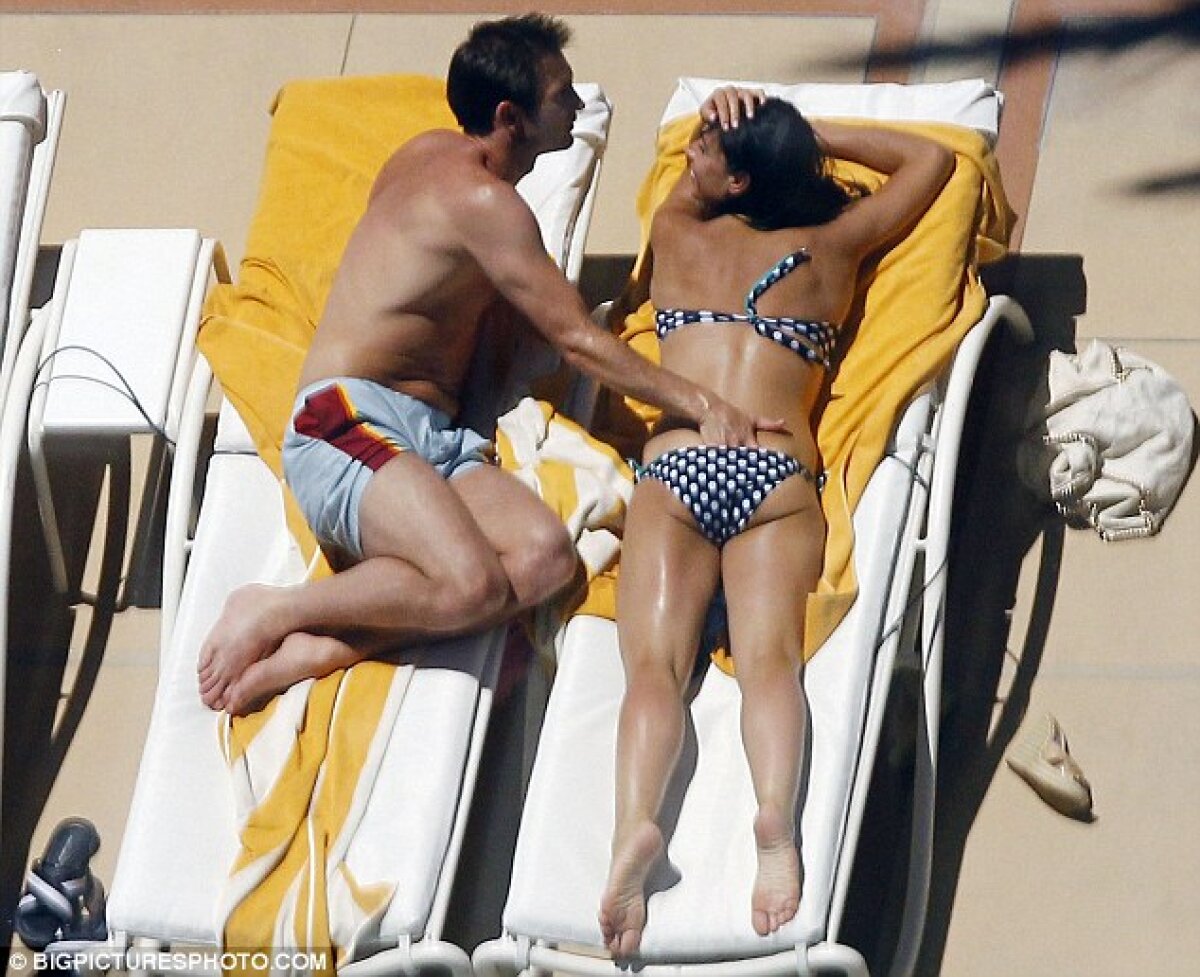 GALERIE FOTO » Lampard nu-şi poate lua mîinile de pe iubita sa :D