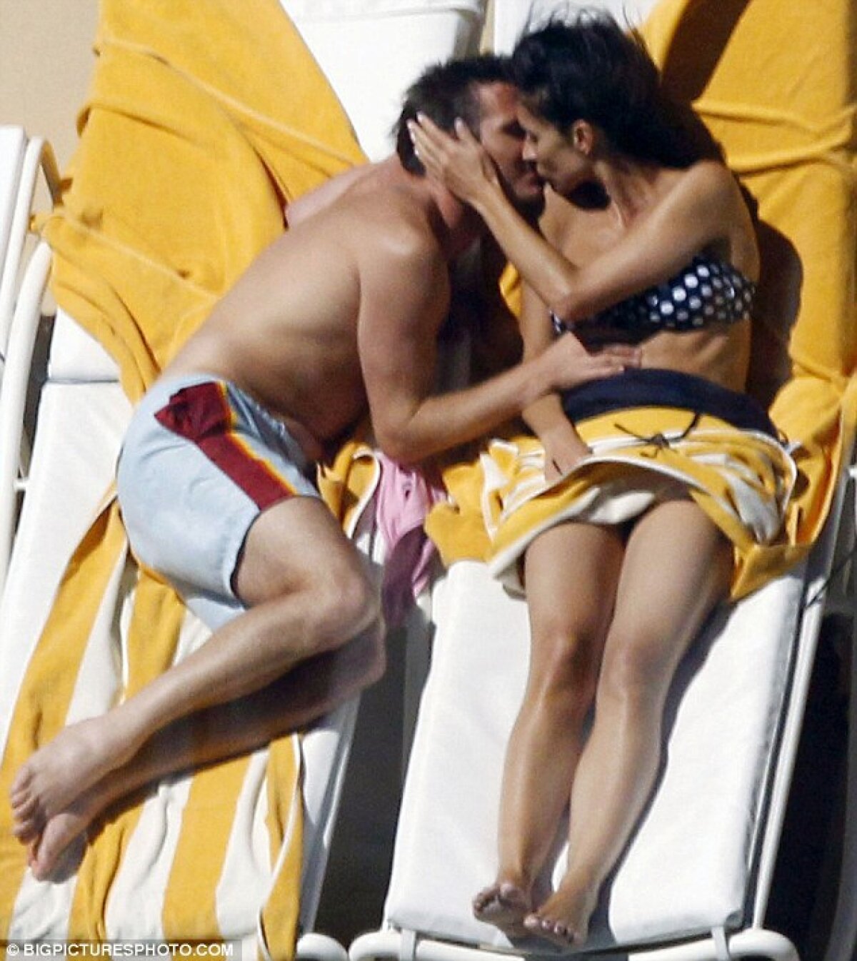 GALERIE FOTO » Lampard nu-şi poate lua mîinile de pe iubita sa :D