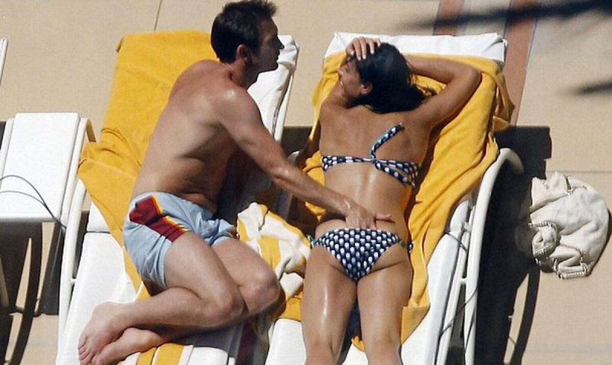 GALERIE FOTO » Lampard nu-şi poate lua mîinile de pe iubita sa :D