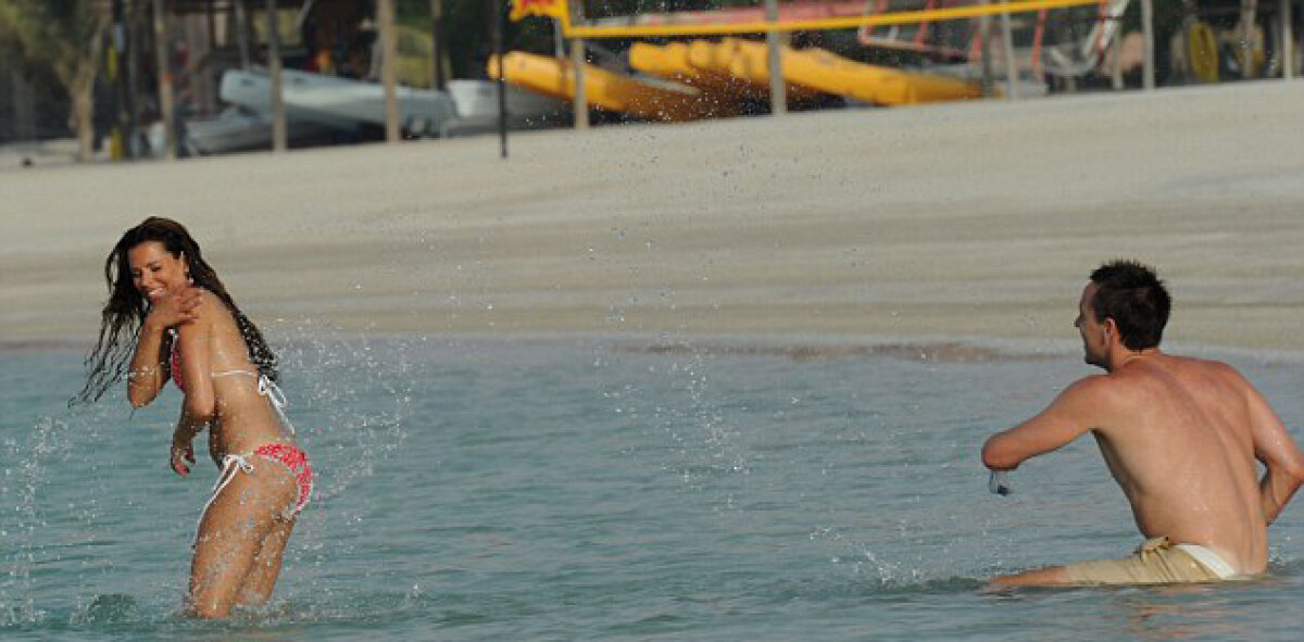 GALERIE FOTO John Terry şi soţia, poze fierbinţi pe o plajă din Abu Dhabi