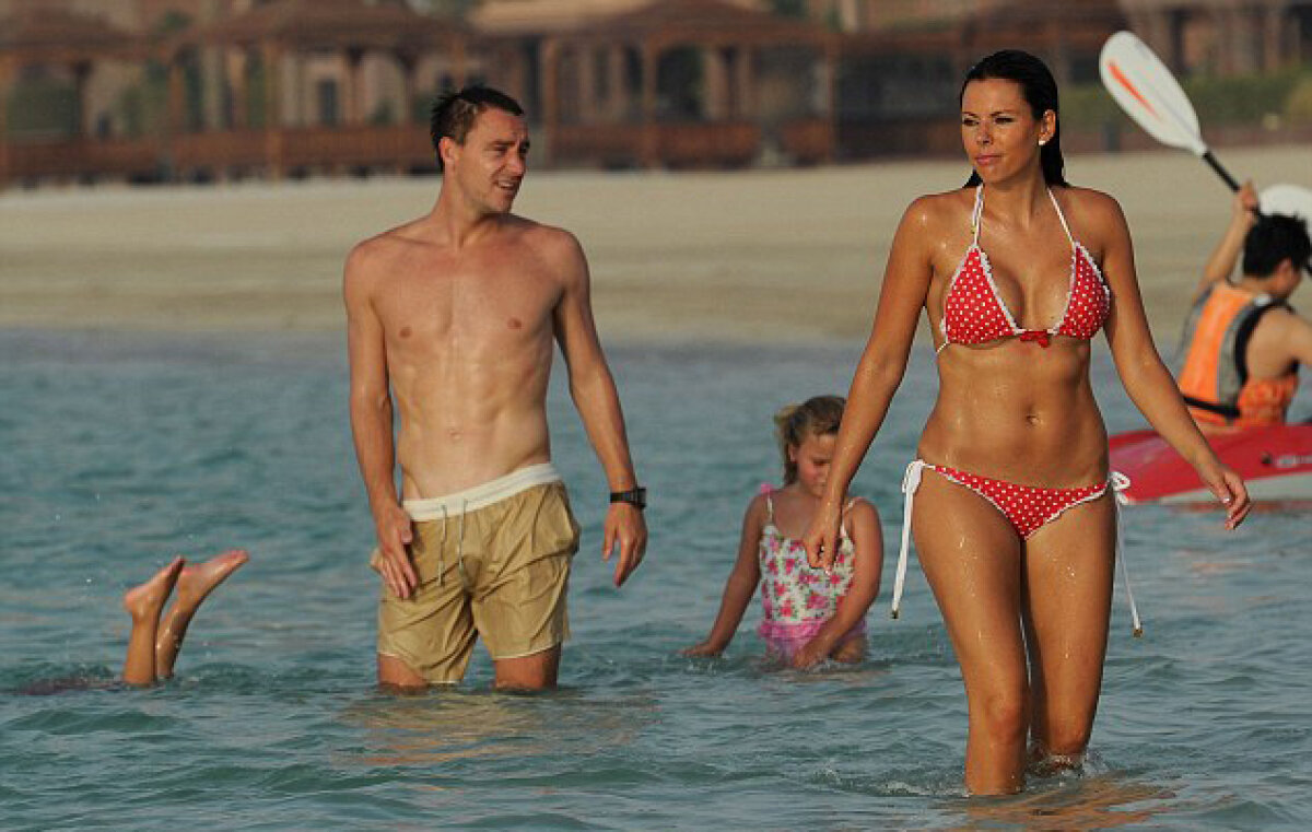 GALERIE FOTO John Terry şi soţia, poze fierbinţi pe o plajă din Abu Dhabi