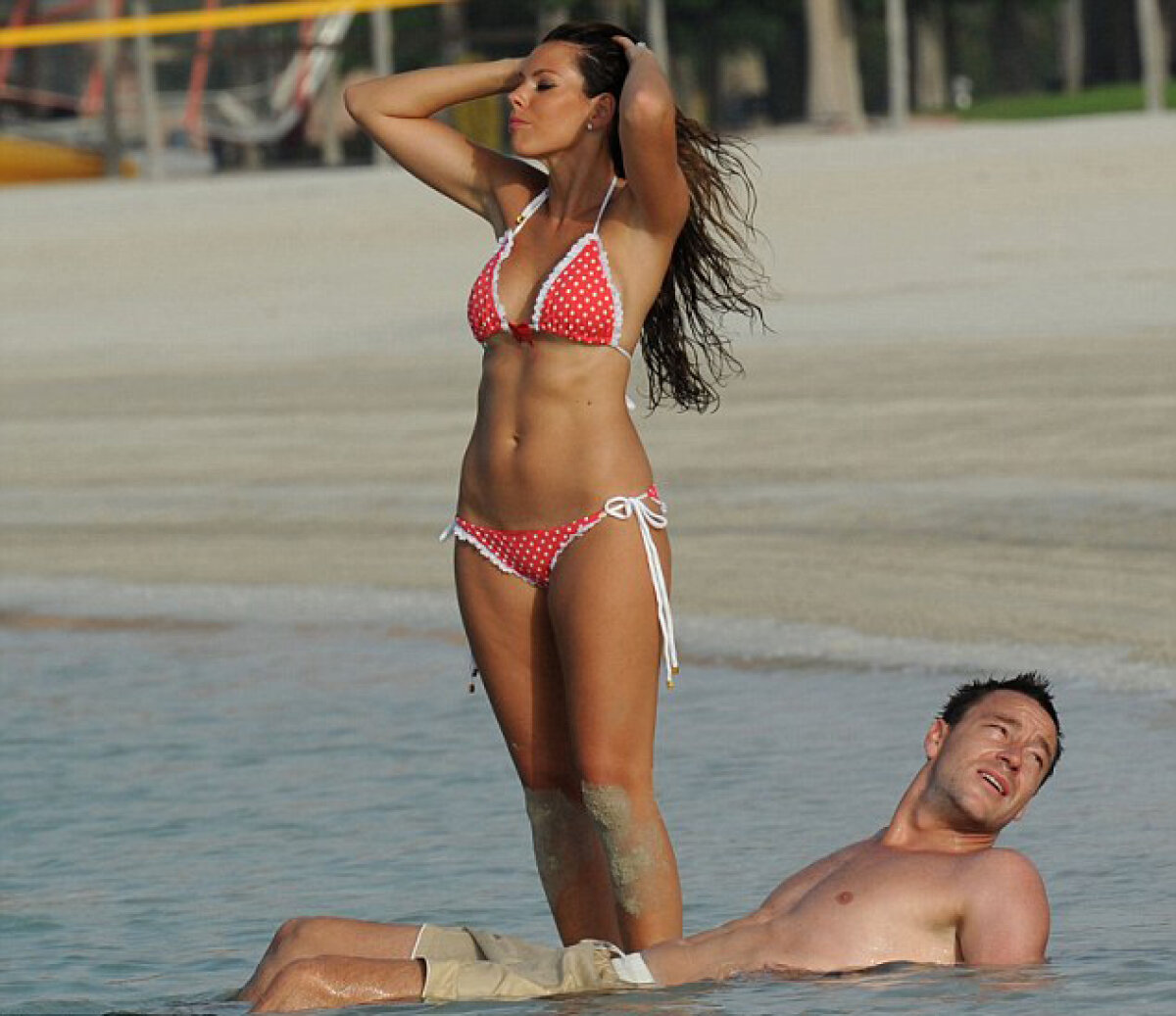 GALERIE FOTO John Terry şi soţia, poze fierbinţi pe o plajă din Abu Dhabi