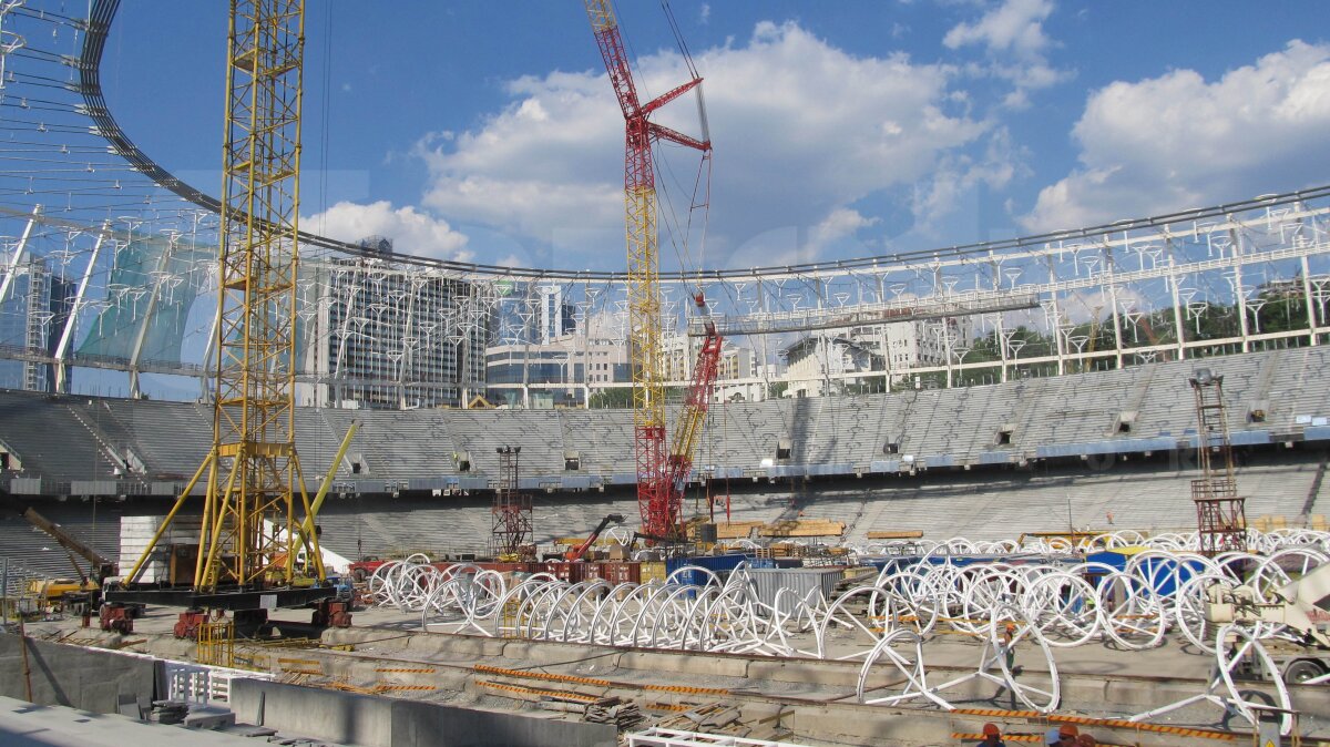 FOTO / Reportaj special din Kiev, locul unde se va disputa finala Euro 2012 » Fotbal pe "maidanul" portocaliu