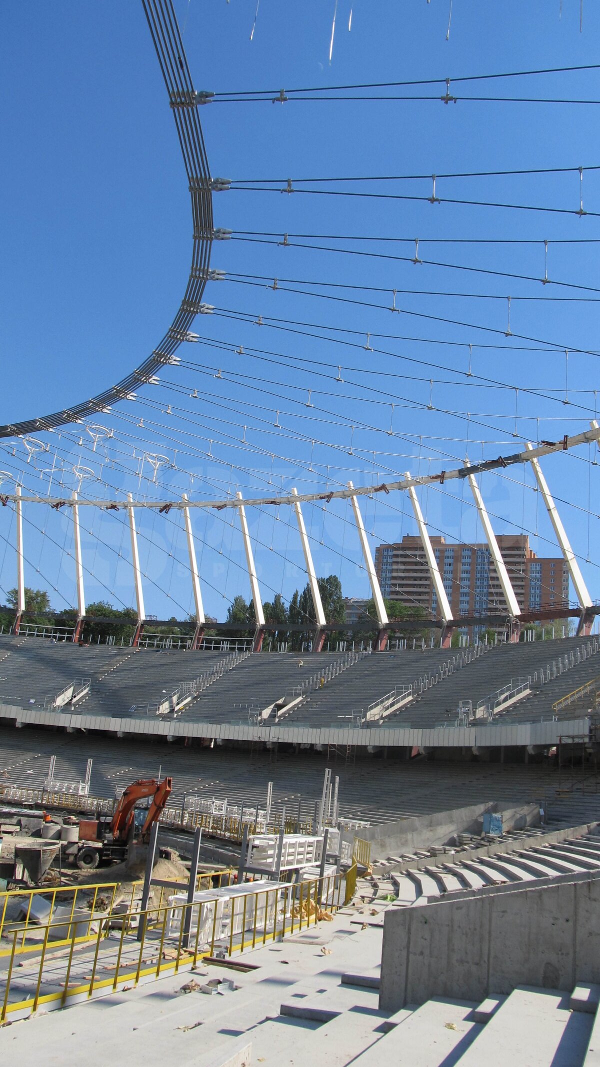 FOTO / Reportaj special din Kiev, locul unde se va disputa finala Euro 2012 » Fotbal pe "maidanul" portocaliu