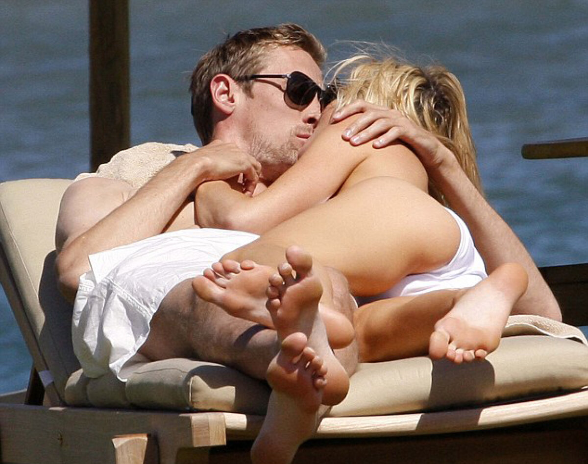 Peter Crouch şi frumoasa lui iubită, hîrjoneală pe plajă în Sardinia