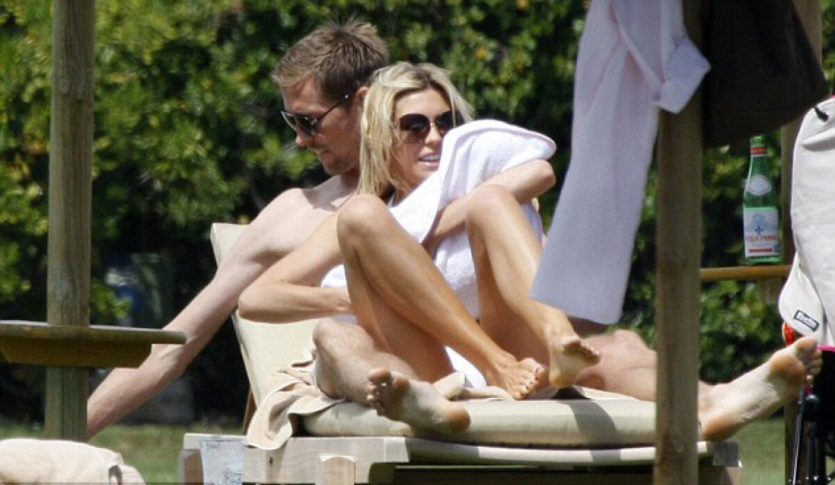 Peter Crouch şi frumoasa lui iubită, hîrjoneală pe plajă în Sardinia