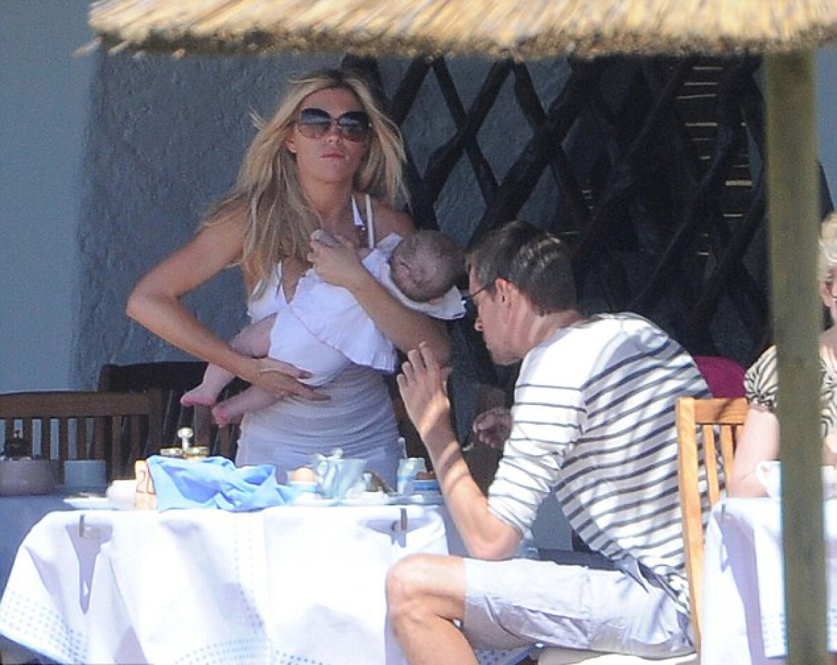Peter Crouch şi frumoasa lui iubită, hîrjoneală pe plajă în Sardinia