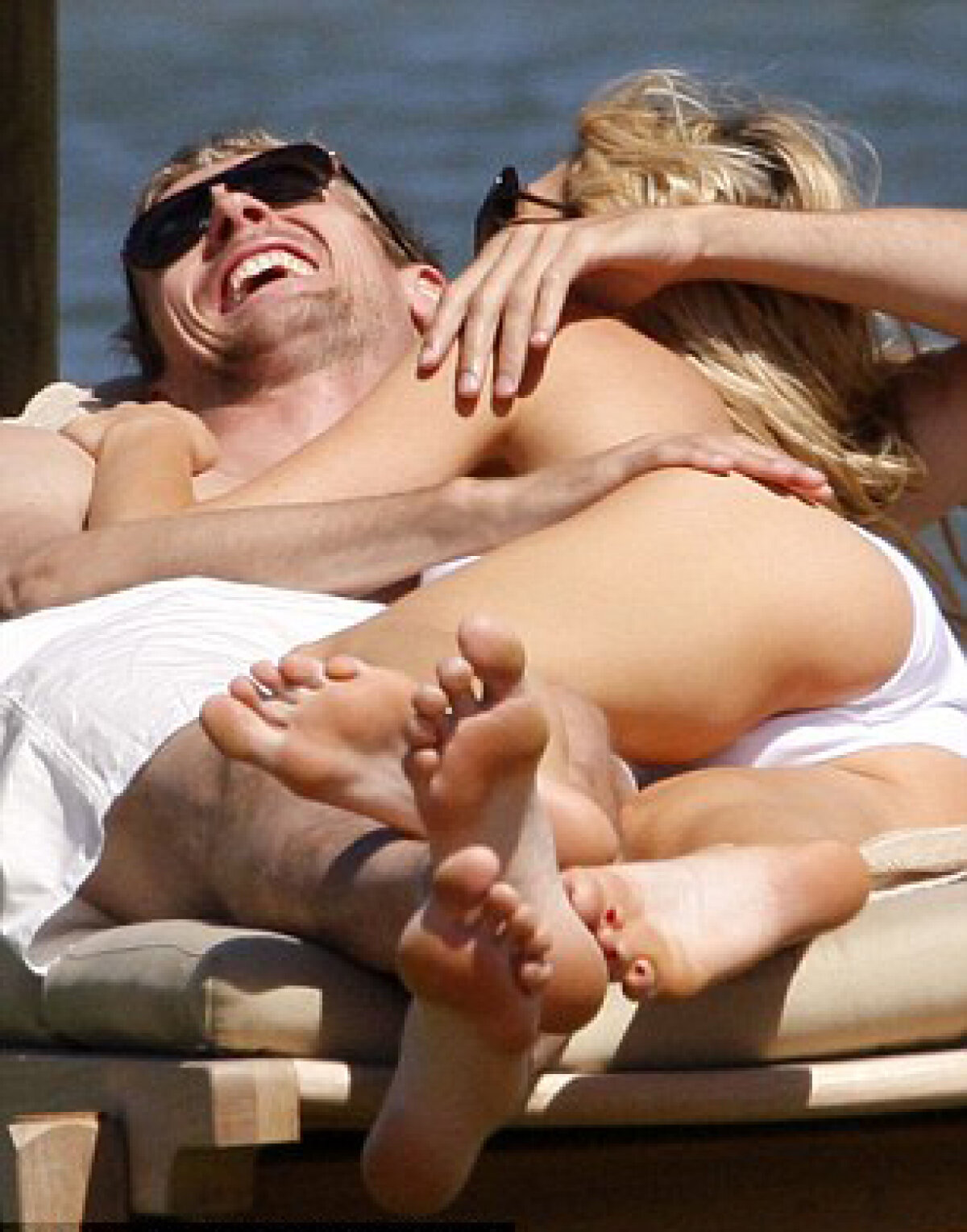 Peter Crouch şi frumoasa lui iubită, hîrjoneală pe plajă în Sardinia