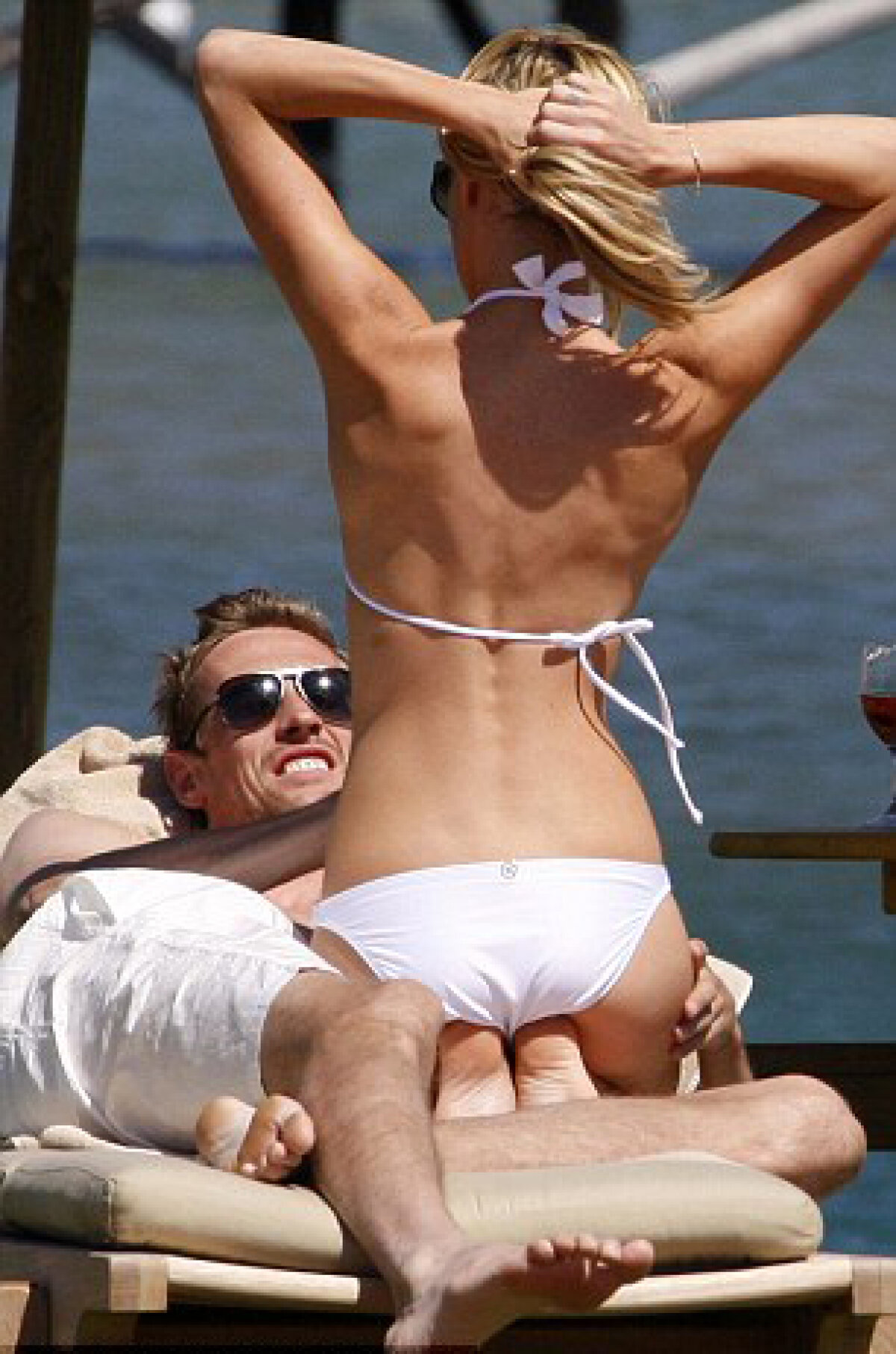 Peter Crouch şi frumoasa lui iubită, hîrjoneală pe plajă în Sardinia