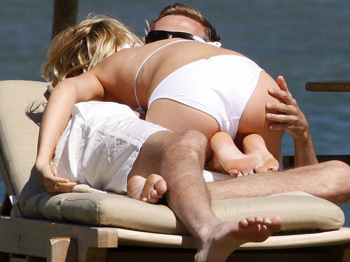Peter Crouch şi frumoasa lui iubită, hîrjoneală pe plajă în Sardinia