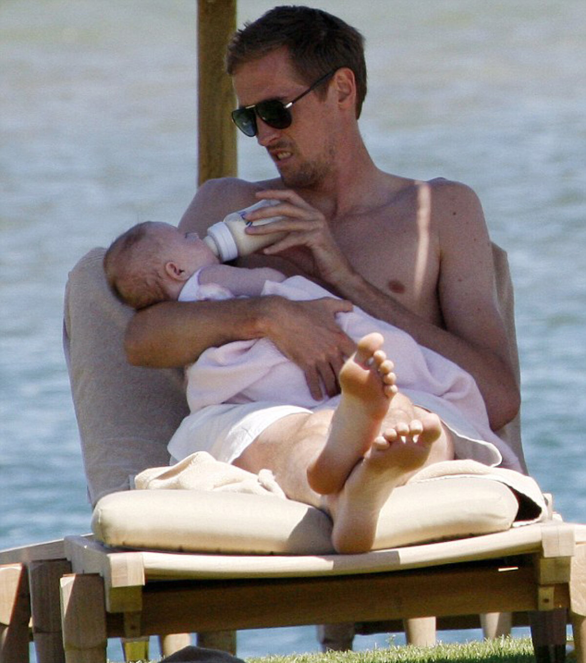Peter Crouch şi frumoasa lui iubită, hîrjoneală pe plajă în Sardinia