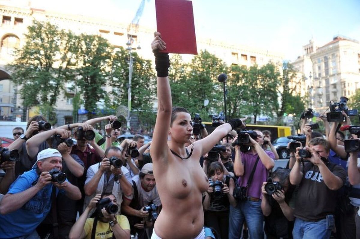 FOTO Adevărate luptătoare! Proteste la bustul gol împotriva prostituţiei pe timpul Euro 2012
