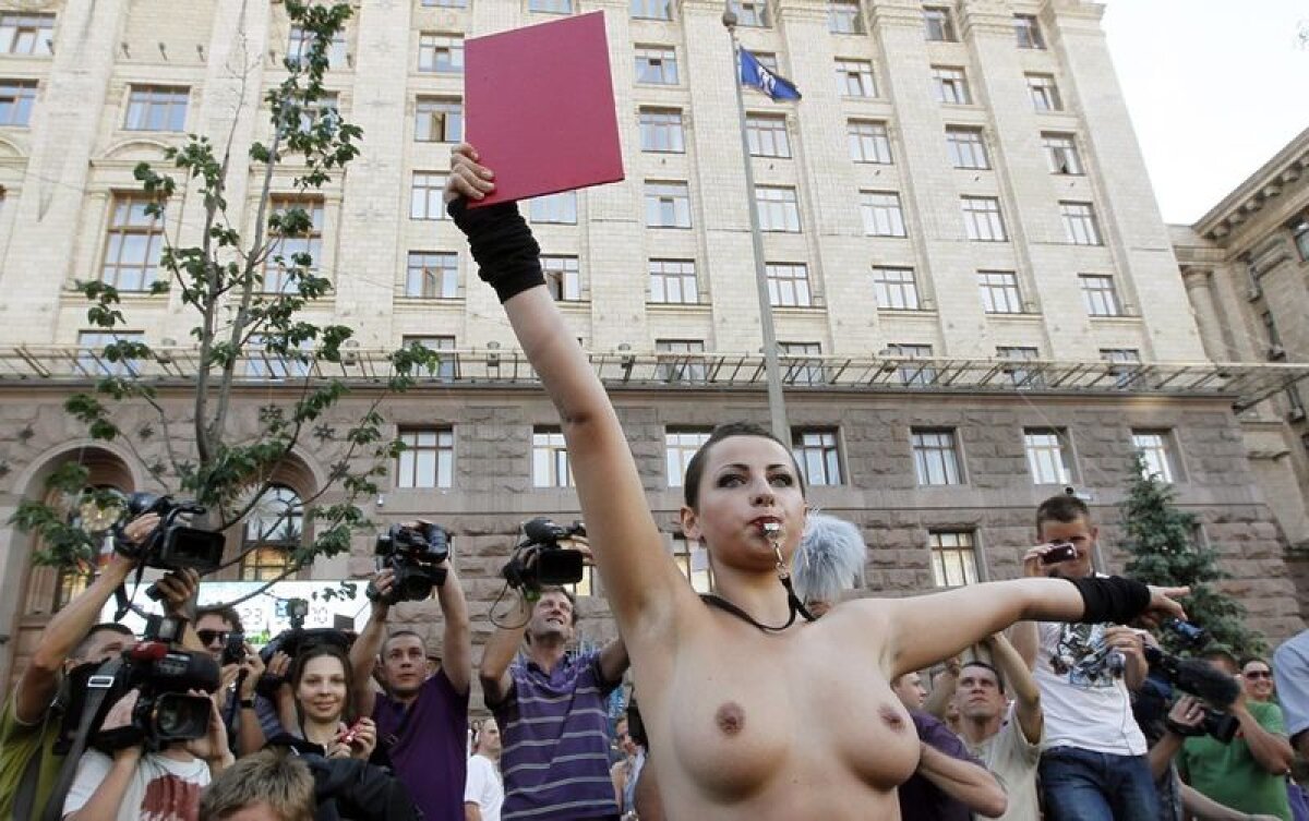 FOTO Adevărate luptătoare! Proteste la bustul gol împotriva prostituţiei pe timpul Euro 2012