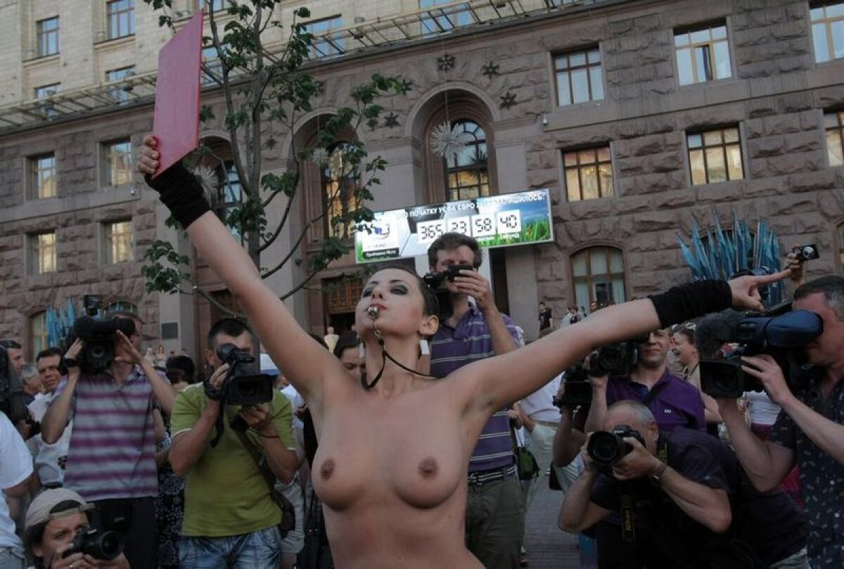 FOTO Adevărate luptătoare! Proteste la bustul gol împotriva prostituţiei pe timpul Euro 2012