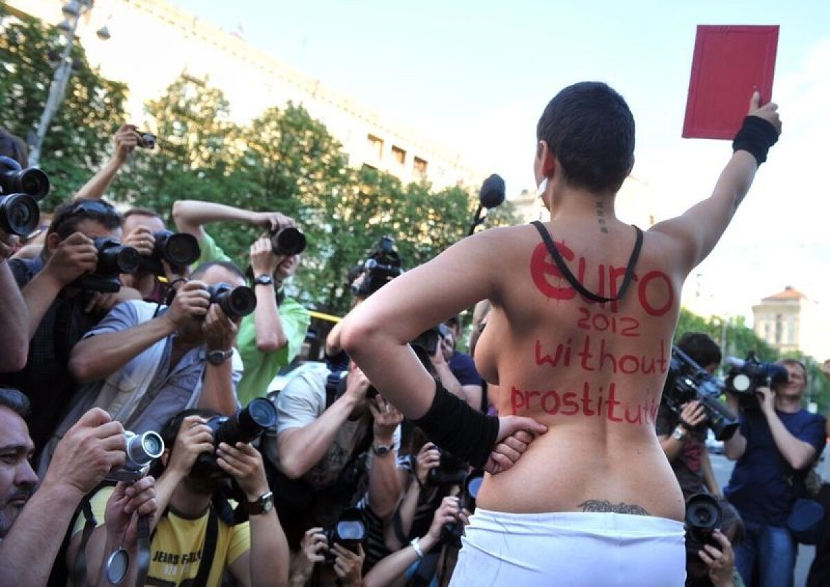 FOTO Adevărate luptătoare! Proteste la bustul gol împotriva prostituţiei pe timpul Euro 2012