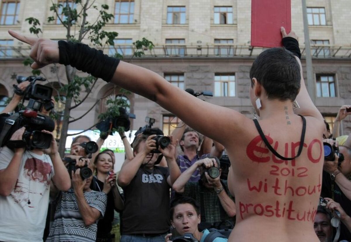 FOTO Adevărate luptătoare! Proteste la bustul gol împotriva prostituţiei pe timpul Euro 2012