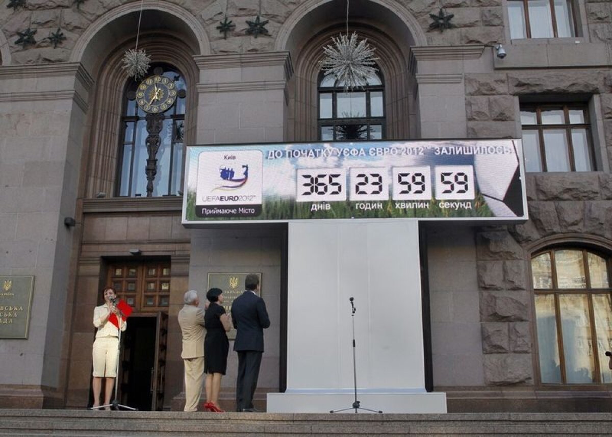 FOTO Adevărate luptătoare! Proteste la bustul gol împotriva prostituţiei pe timpul Euro 2012