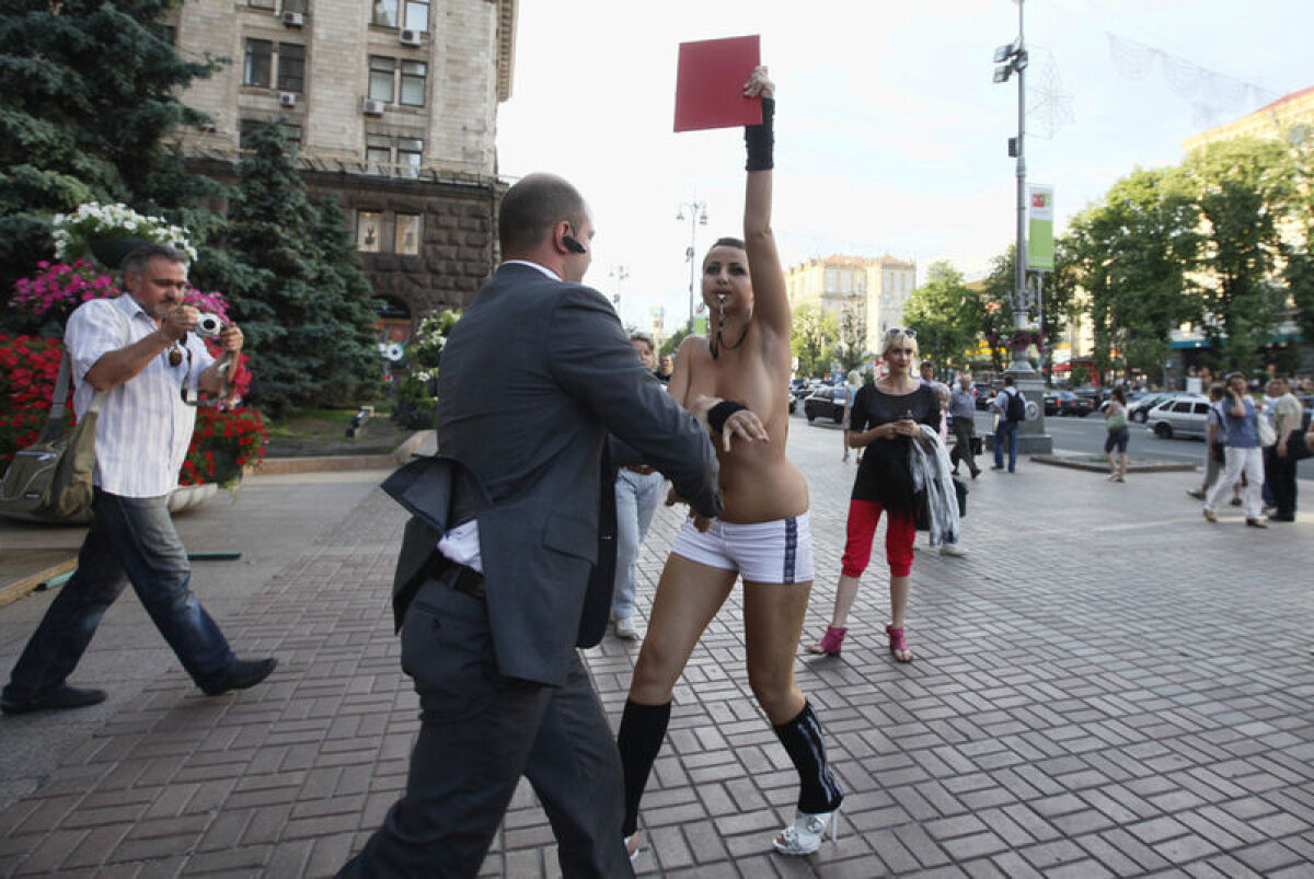 FOTO Adevărate luptătoare! Proteste la bustul gol împotriva prostituţiei pe timpul Euro 2012
