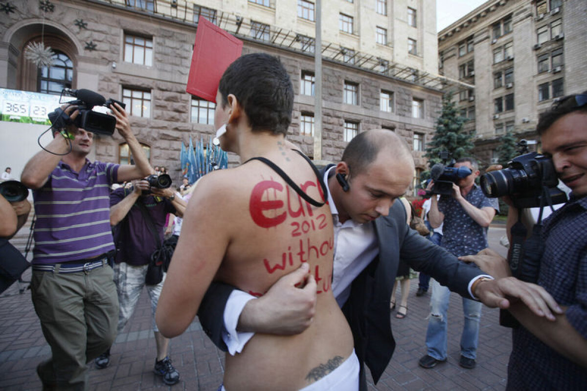 FOTO Adevărate luptătoare! Proteste la bustul gol împotriva prostituţiei pe timpul Euro 2012