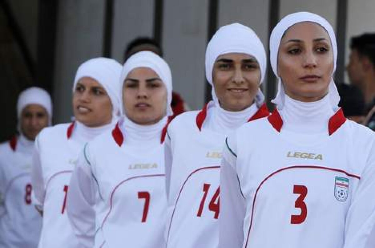 Noile echipamente ale fotbalului iranian feminin nemulţumesc oficialii FIFA. VEZI aici cum sînt echipate sportivele :)