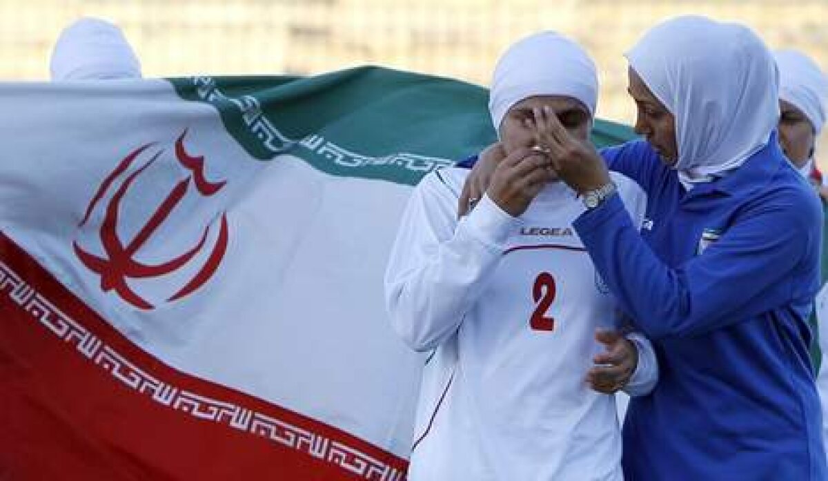 Noile echipamente ale fotbalului iranian feminin nemulţumesc oficialii FIFA. VEZI aici cum sînt echipate sportivele :)