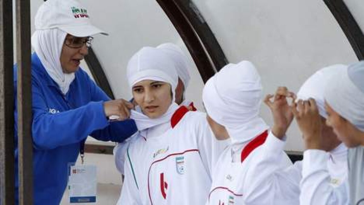 Noile echipamente ale fotbalului iranian feminin nemulţumesc oficialii FIFA. VEZI aici cum sînt echipate sportivele :)