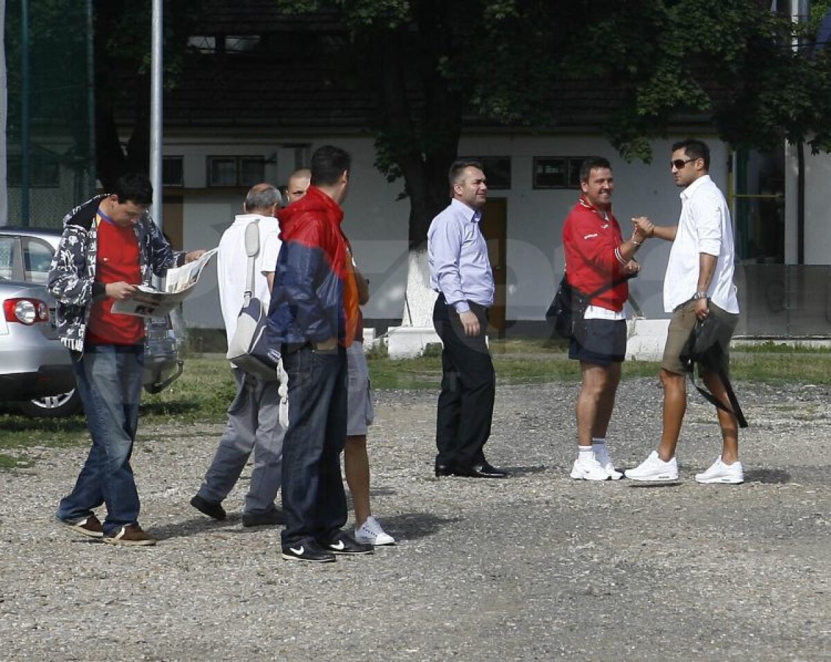 FOTO "Şepcile roşii” s-au reunit în această dimineaţă. Băjenaru nu s-a prezentat