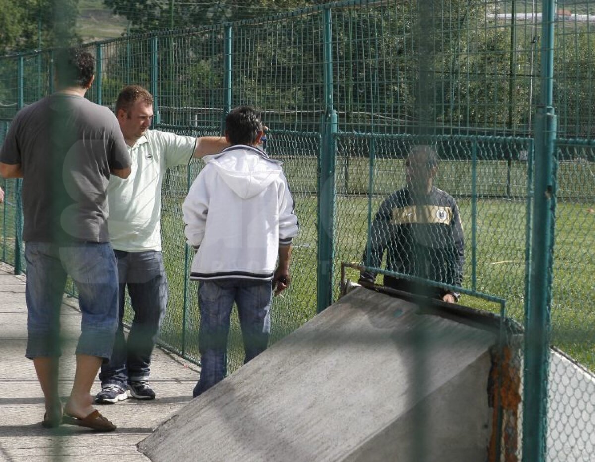 FOTO "Şepcile roşii” s-au reunit în această dimineaţă. Băjenaru nu s-a prezentat