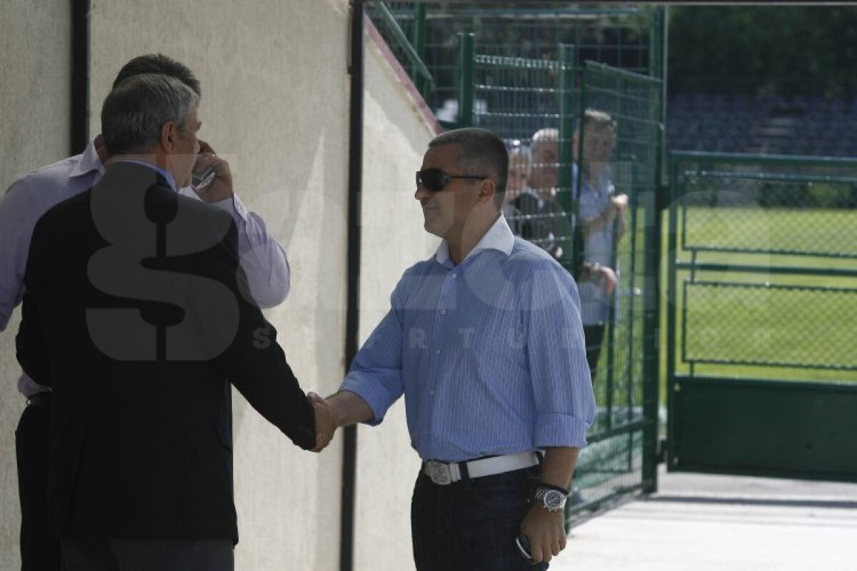 FOTO "Şepcile roşii” s-au reunit în această dimineaţă. Băjenaru nu s-a prezentat