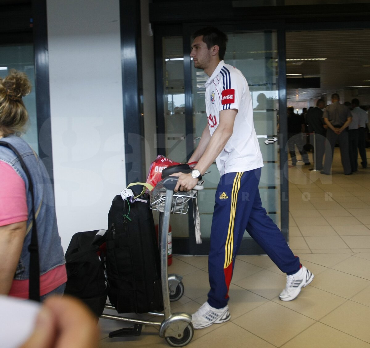 FOTO » "Tricolorii" s-au întors în ţară: jucătorii naţionalei, supăraţi şi aroganţi