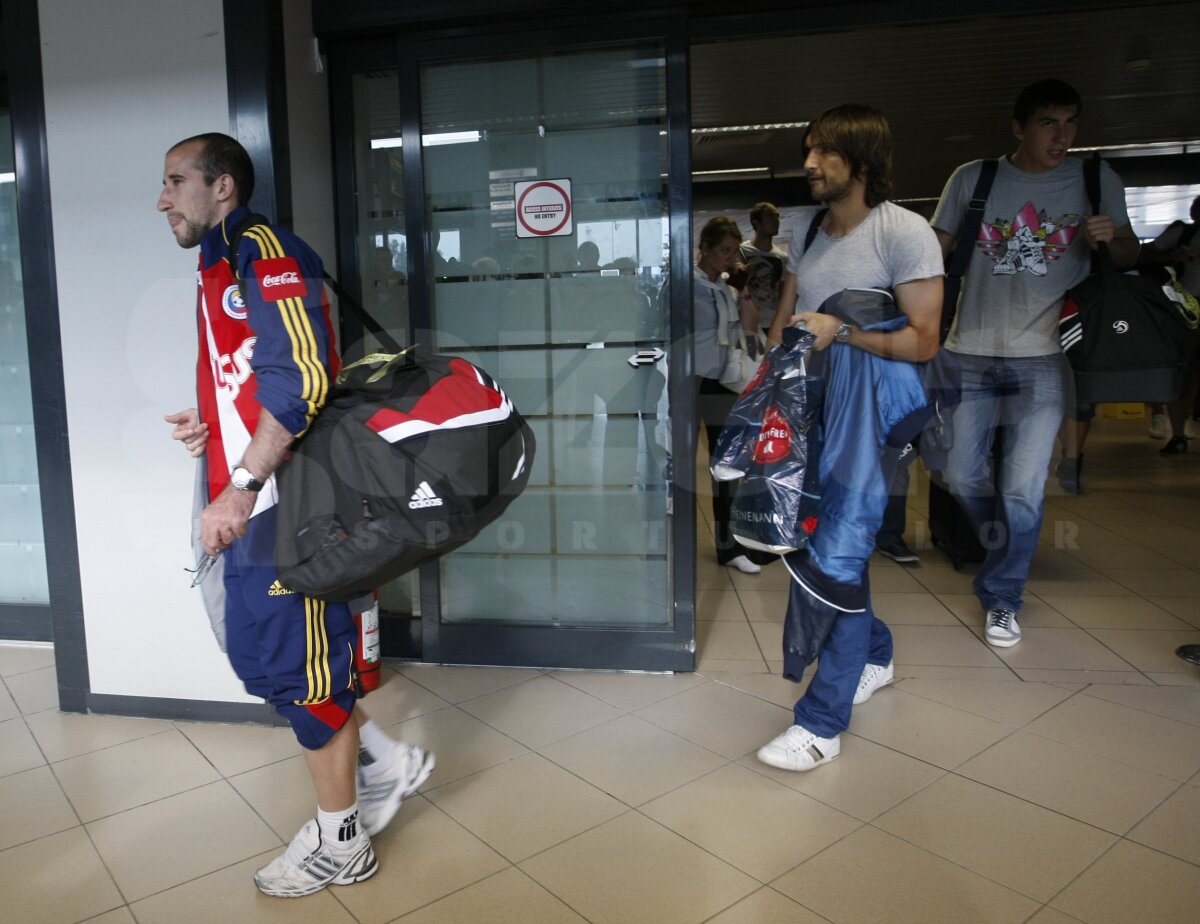 FOTO » "Tricolorii" s-au întors în ţară: jucătorii naţionalei, supăraţi şi aroganţi