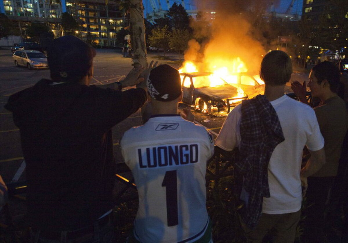 FOTO / Revoltă în Canada după ce Vancouver Canucks a pierdut Cupa Stanley