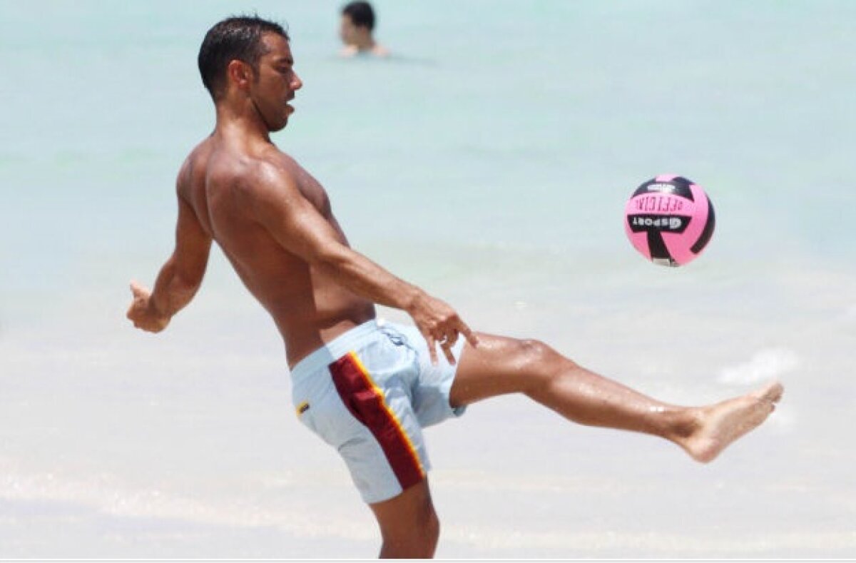 GALERIE FOTO Sara Tommasi, ex iubita lui Ronaldinho, s-a relaxat cu Quagliarella pe plaja din Miami