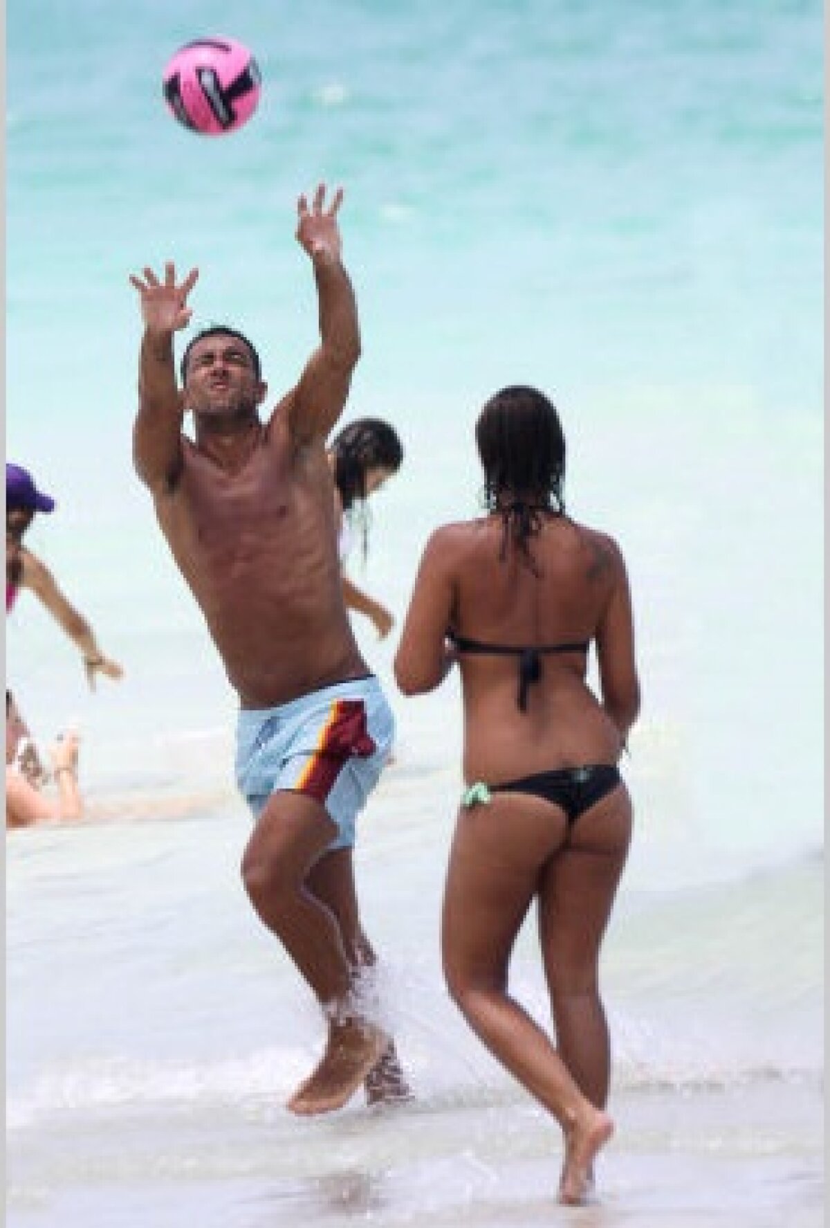 GALERIE FOTO Sara Tommasi, ex iubita lui Ronaldinho, s-a relaxat cu Quagliarella pe plaja din Miami