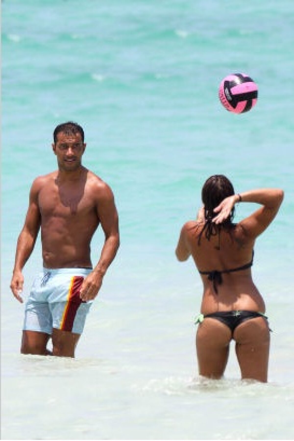 GALERIE FOTO Sara Tommasi, ex iubita lui Ronaldinho, s-a relaxat cu Quagliarella pe plaja din Miami