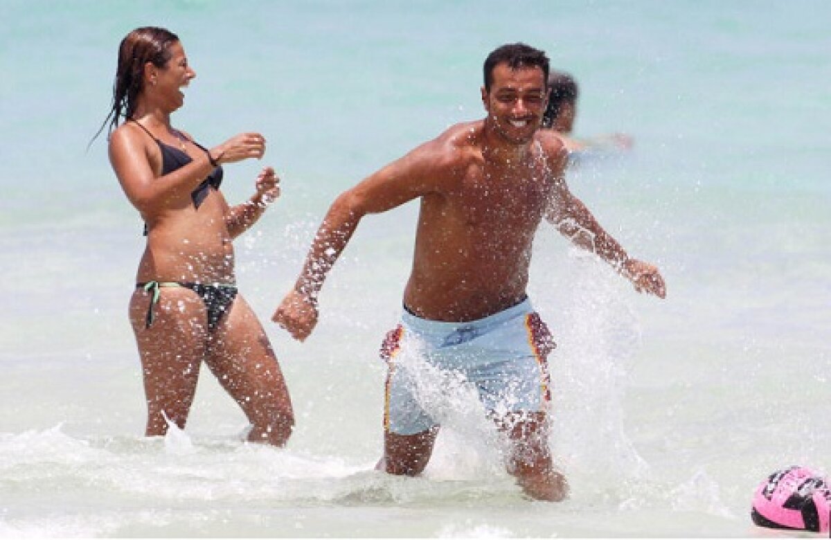 GALERIE FOTO Sara Tommasi, ex iubita lui Ronaldinho, s-a relaxat cu Quagliarella pe plaja din Miami